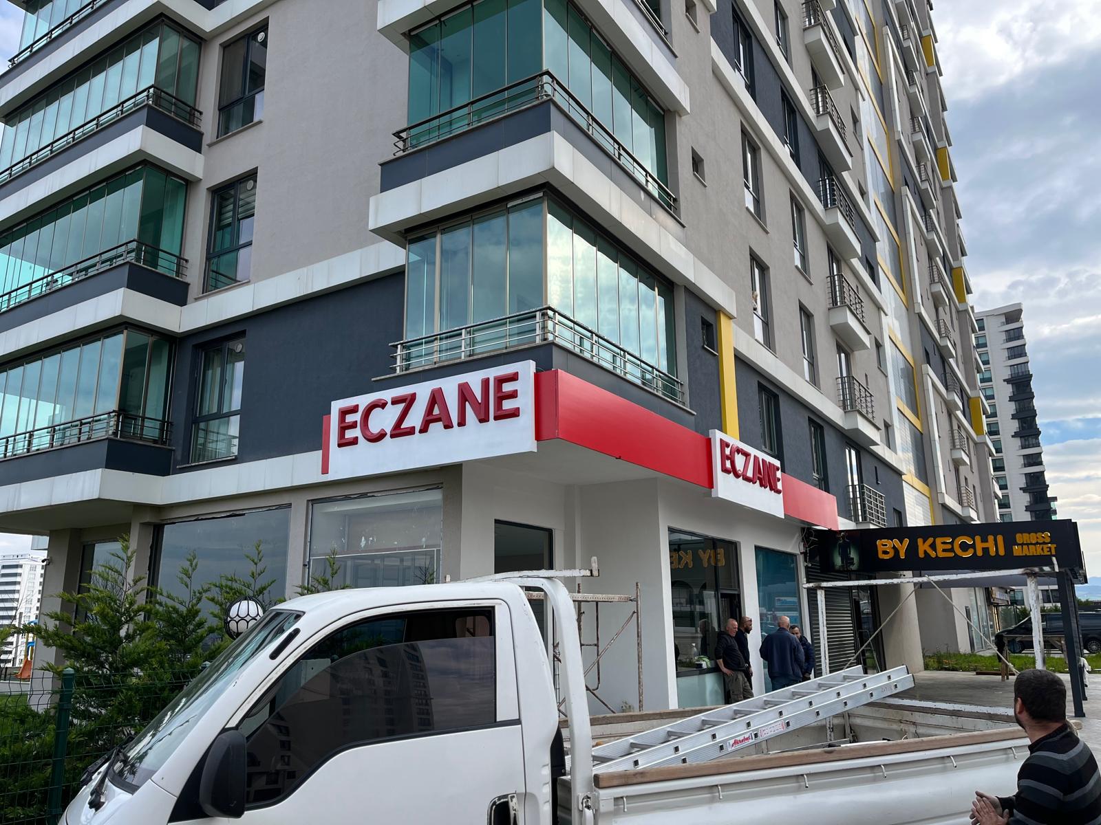 Köşe cephe eczane tabelası ikinci görünüm
