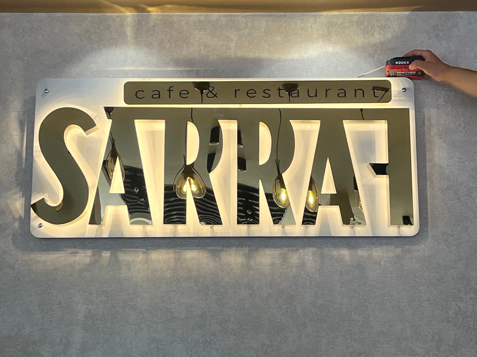Sarraf krom harf ışıklı tabela yakın görünüm