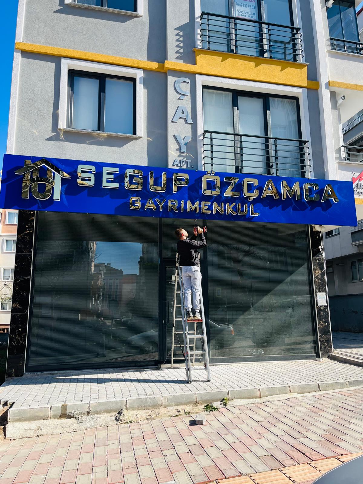 Segup Özçamca Gayrimenkul krom ışıklı tabela ikinci görünüm